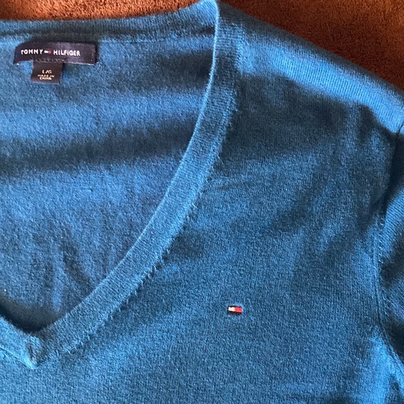 Tommy V-Neck Women’s Sweater - Picture 3 of 8